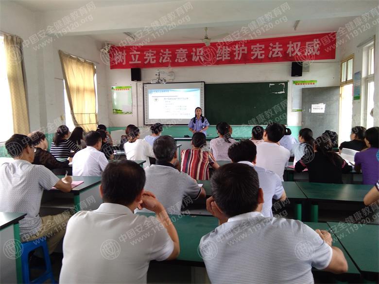 网的黄传伟讲师为学院的老师开展了安全健康知识讲座 (图为讲课现场)