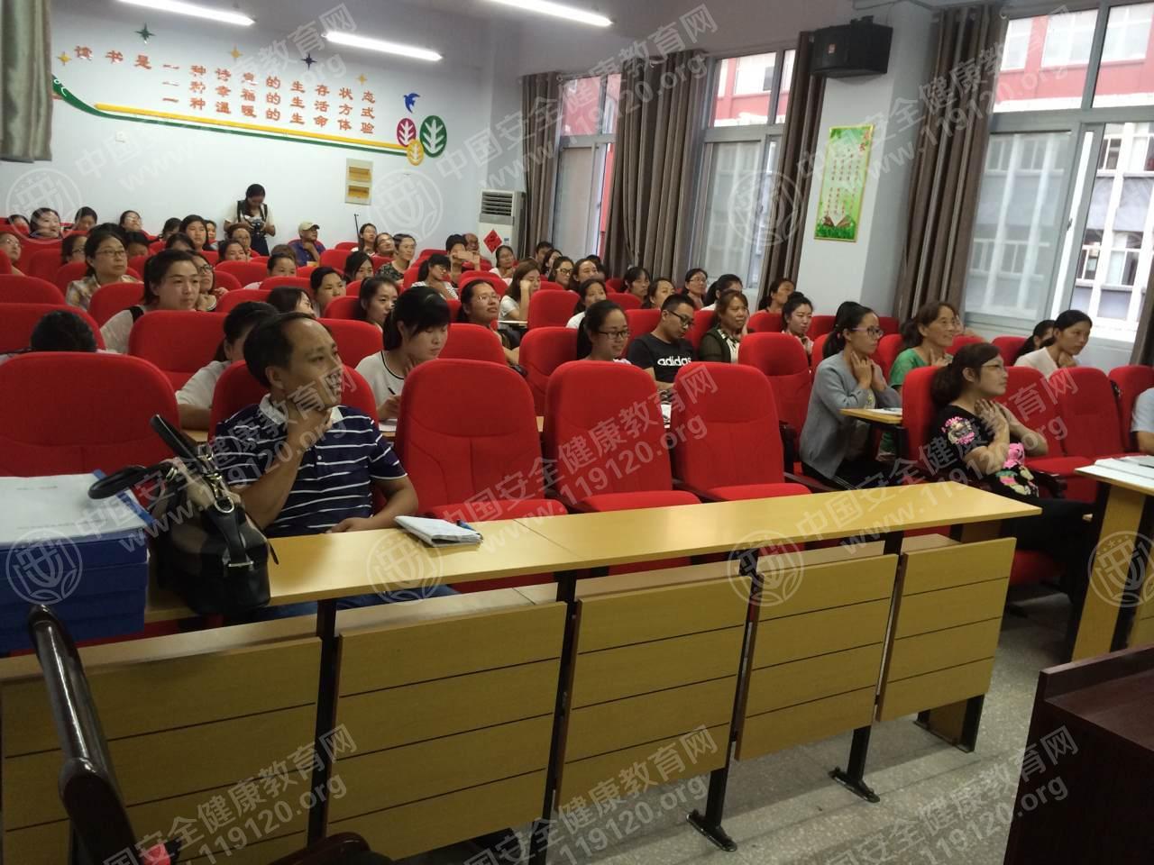 新乡辉县市同济学校开展健康教育知识讲座