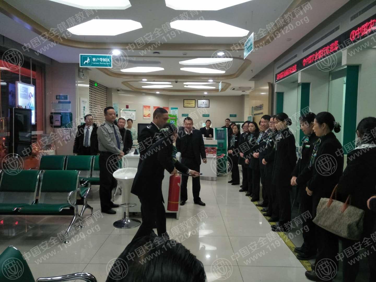 中国农业银行伍家岗支行2017年12月5日周二吴闯讲1.jpg