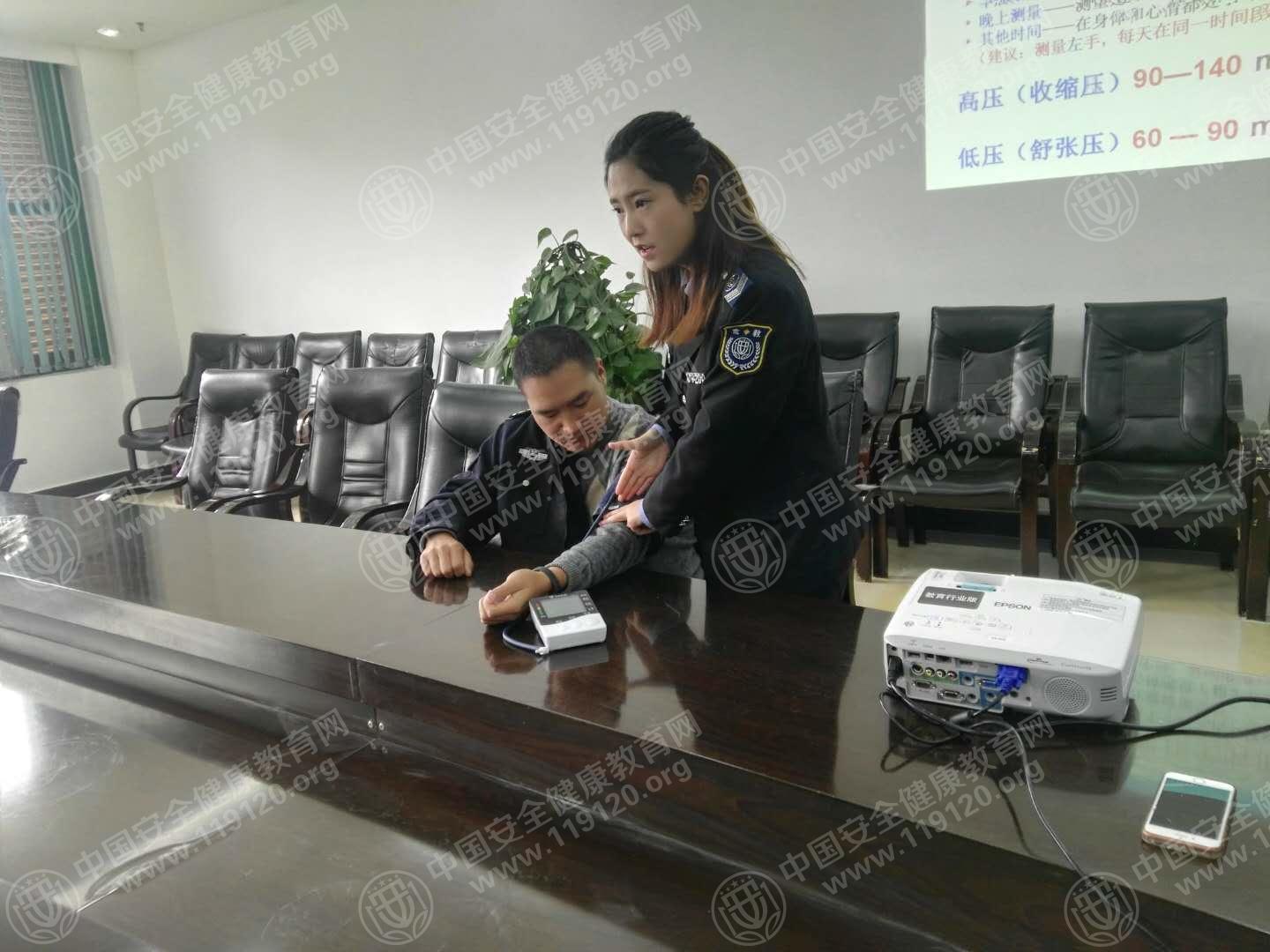 昆明市世纪城派出所12.19杨晶晶2.jpg
