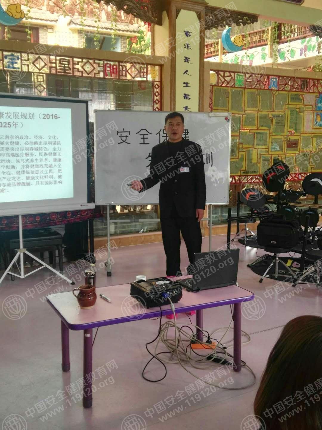 昆明市睿思幼儿园12.25武宏宇1.jpg