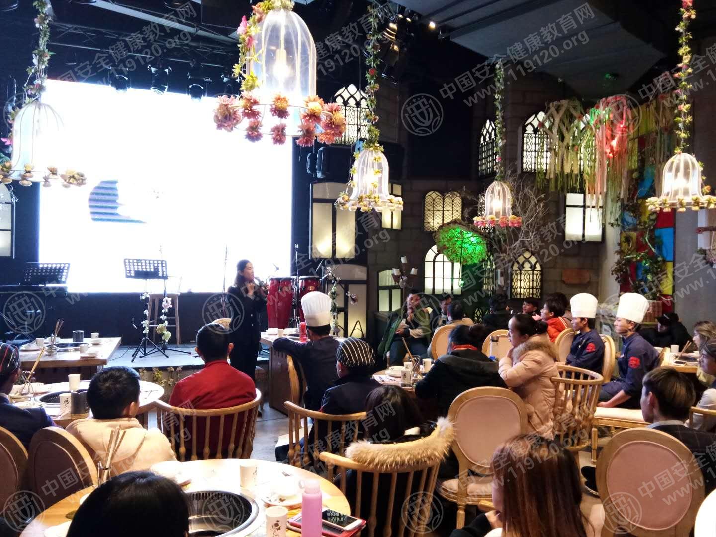 昆明市花十七格调火锅餐吧1.10杨晶晶2.jpg
