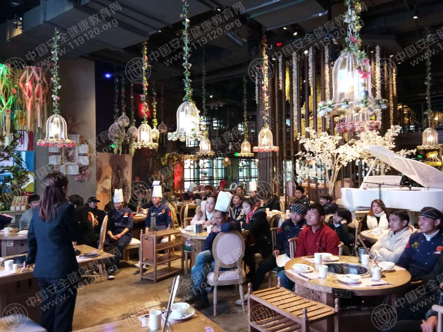 昆明市花十七格调火锅餐吧1.10杨晶晶3.jpg