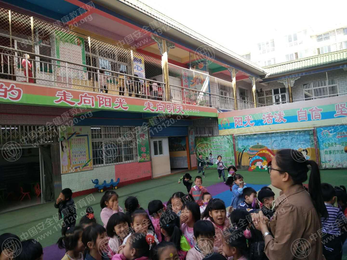 5ad95255eb7420.jpg