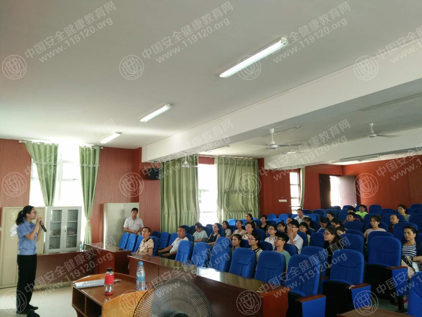 南宁市第五十六中学开展健康知识讲座