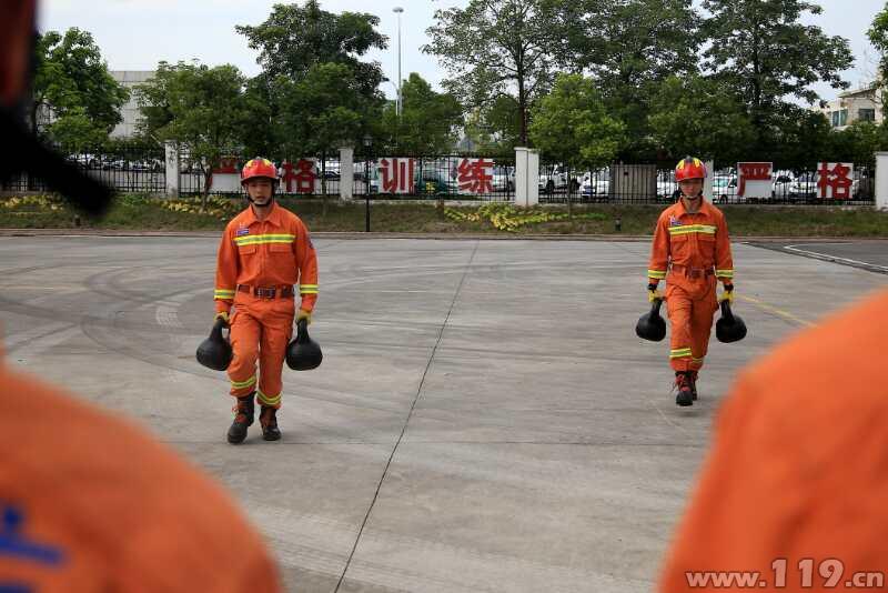 炎炎夏日,地面温度一度跃上40℃,近日,重庆市长寿区消防支队特勤中队