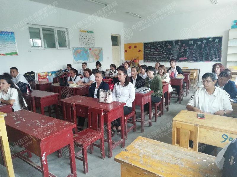 和田市古江巴格乡中学开展了健康知识讲座