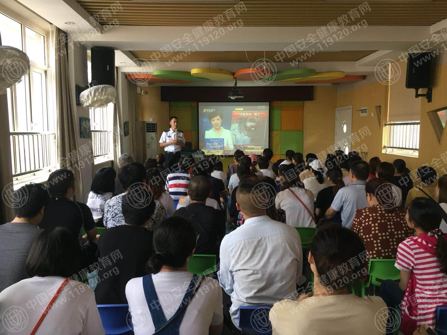 20180917童梦幼儿园小班家长会周嵩谢小秋3.jpg