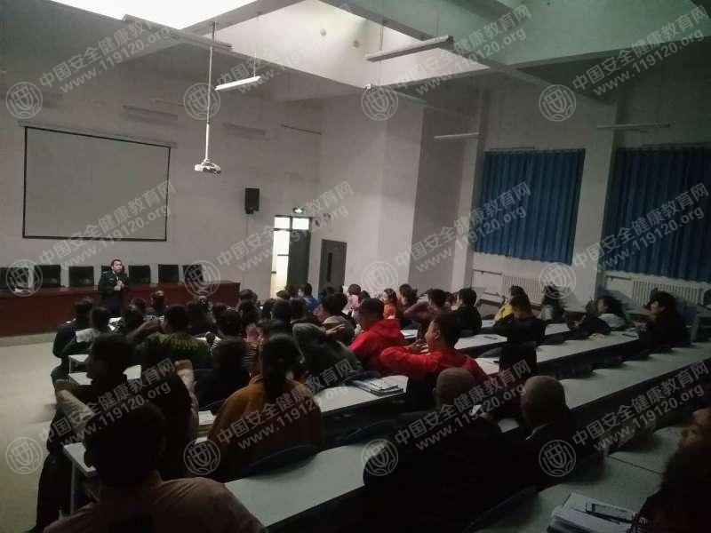 和田县吐沙拉乡北京中学开展了健康知识讲座