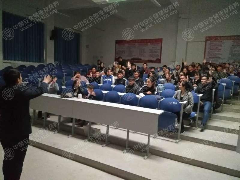 2018年10月18日, 和田县吐沙拉乡北京中学开展了"爱国卫生·安全健康