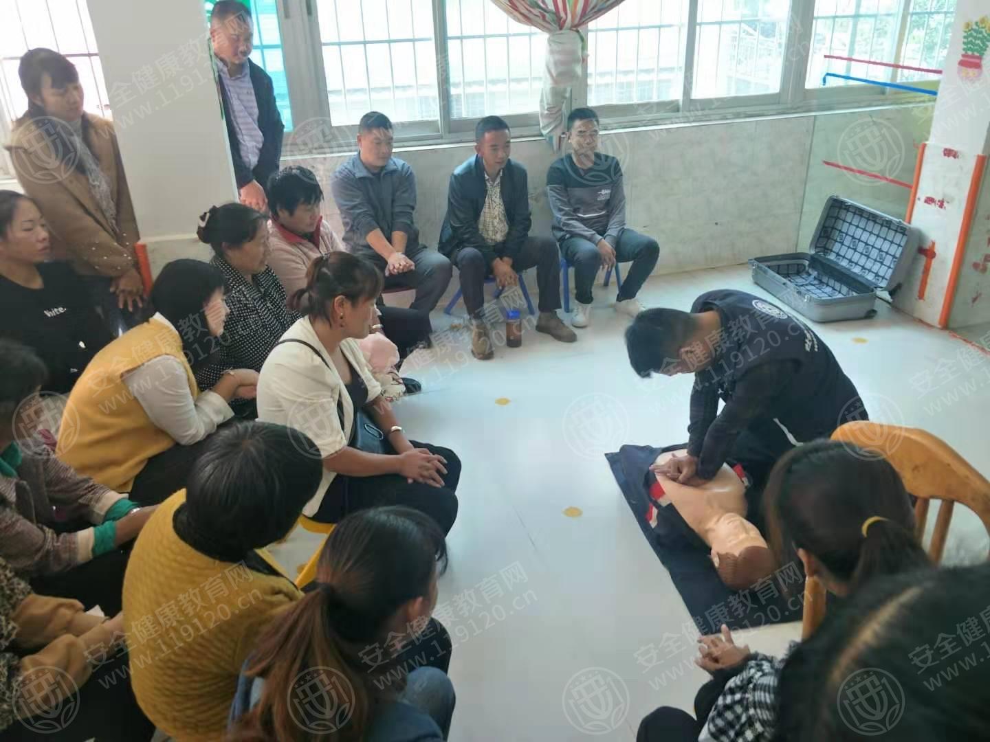 5d8dc8d13f1cd0.jpg 贝爱幼儿园9.27张金名4.jpg